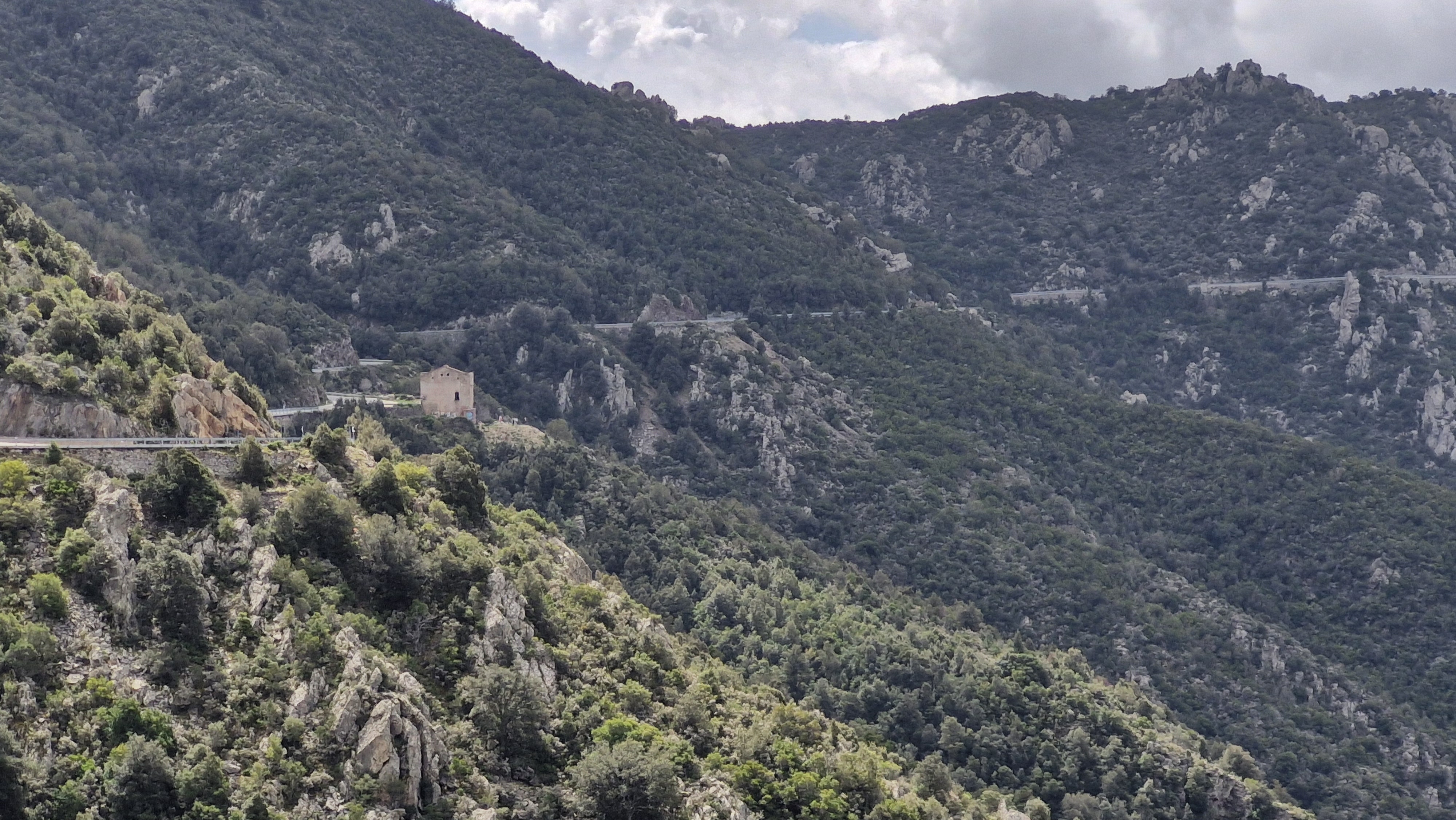 The winding mountain road of the SS125.